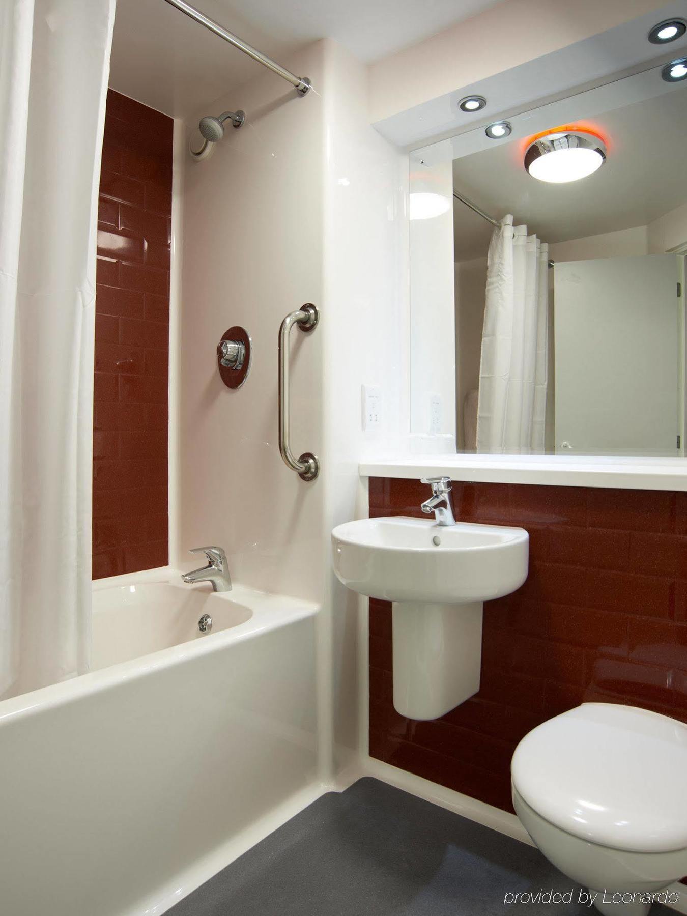 Travelodge London Ealing Exterior foto