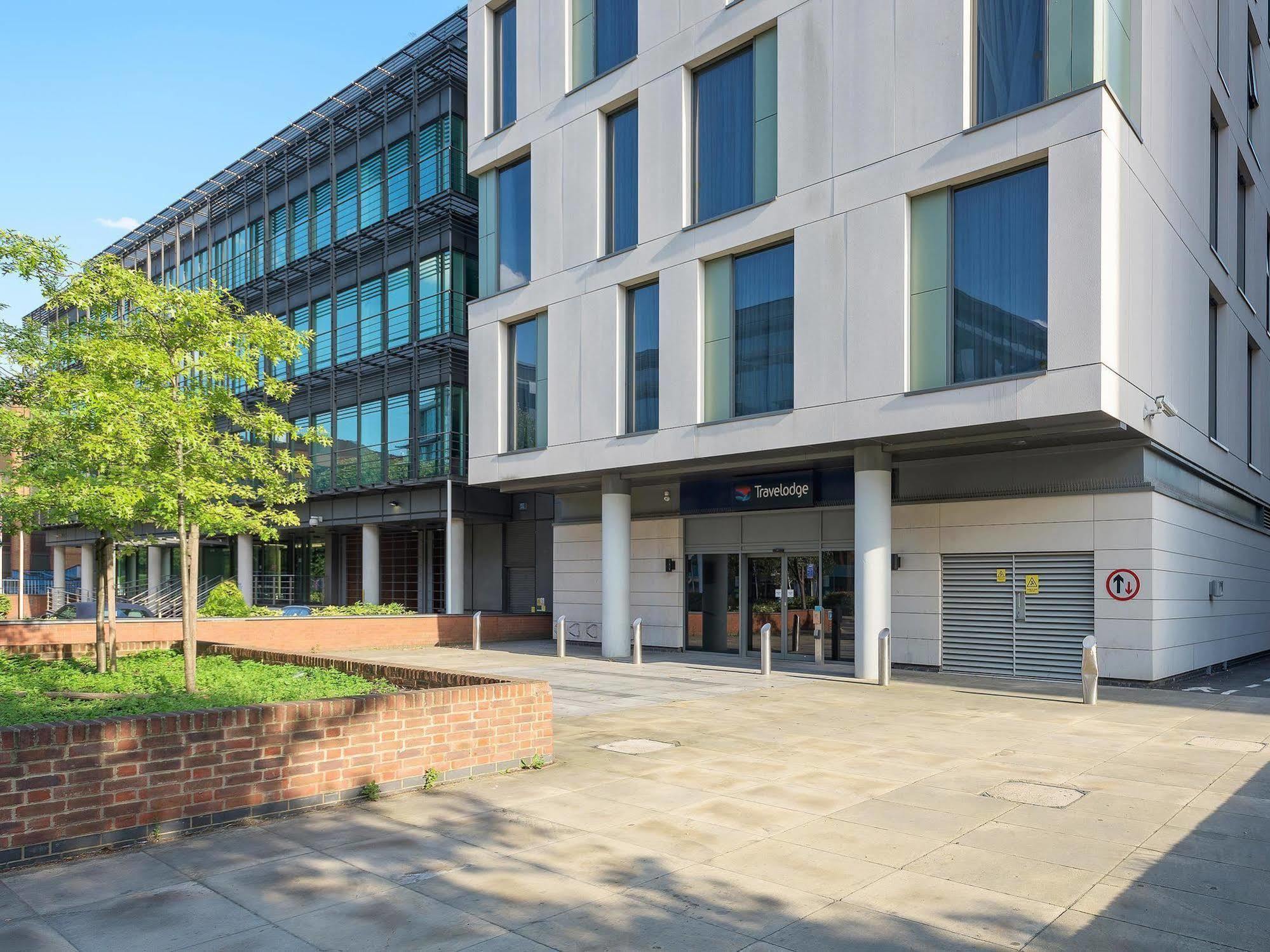 Travelodge London Ealing Exterior foto