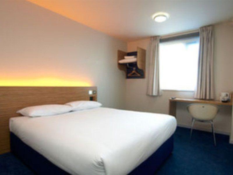 Travelodge London Ealing Exterior foto